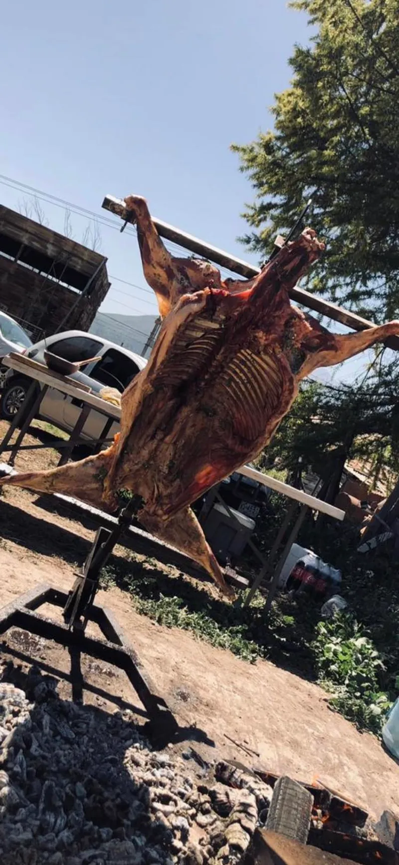 Asado de cordero al palo en evento Fertomart