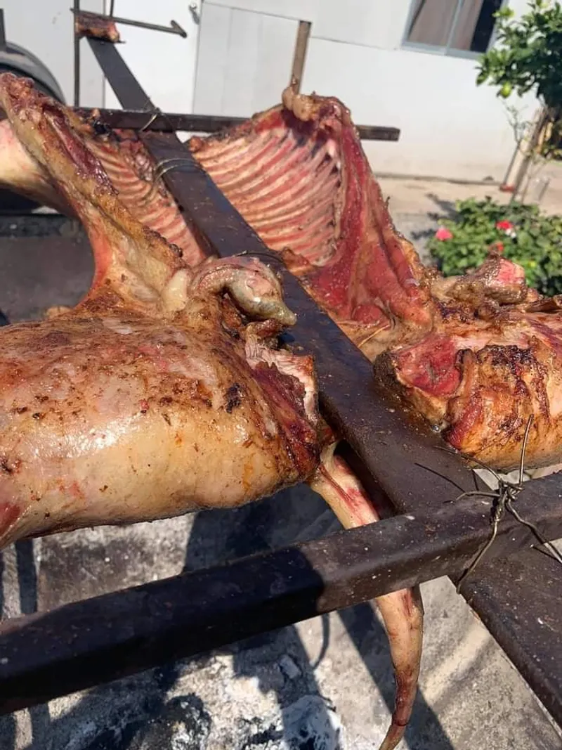 Cordero al palo asado en vivo en evento Fertomart